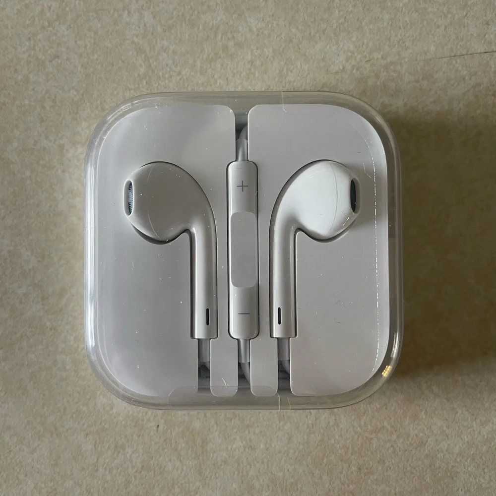 Authentic Apple EarPods with 3.5mm Headphone Plug - New in Case
